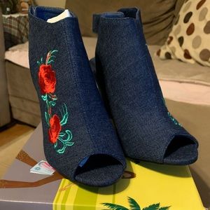 Denim wedge w/embroidered rose